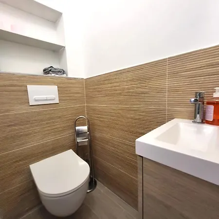 Cozy Fully Renovated By The Sea Апартаменти *