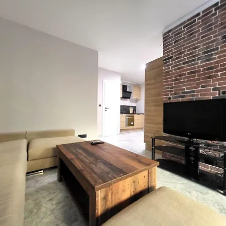 Cozy Fully Renovated By The Sea Апартаменти Мантон