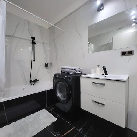 Cozy Fully Renovated By The Sea Апартаменти Мантон
