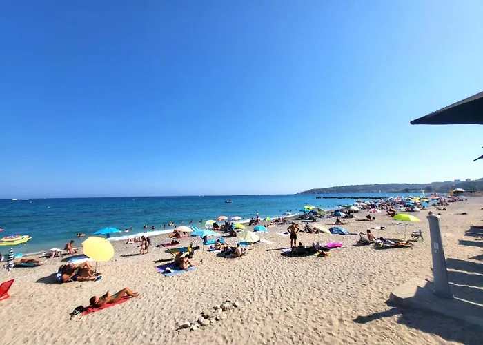 Cozy Fully Renovated By The Sea Μεντόν